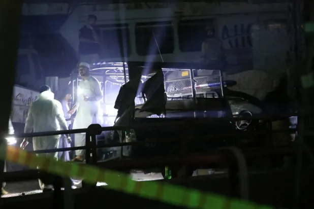  11 Mayıs 2025 tarihinde Pakistan'ın Peşaver kentinde bir polis aracını hedef alan intihar saldırısının gerçekleştiği yerde incelemelerde bulunan güvenlik güçleri (EPA)