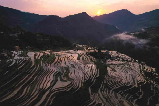 الشمس تشرق على منطقة جبلية في مقاطعة غويزو جنوب شرقي الصين (أ.ف.ب)