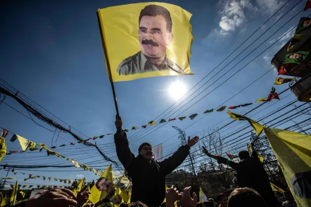 أكراد يعبّرون عن فرحتهم بنداء زعيم «حزب العمال الكردستاني» عبد الله أوجلان لحل «الحزب» ويطالبون بإطلاق سراحه (أ.ف.ب)