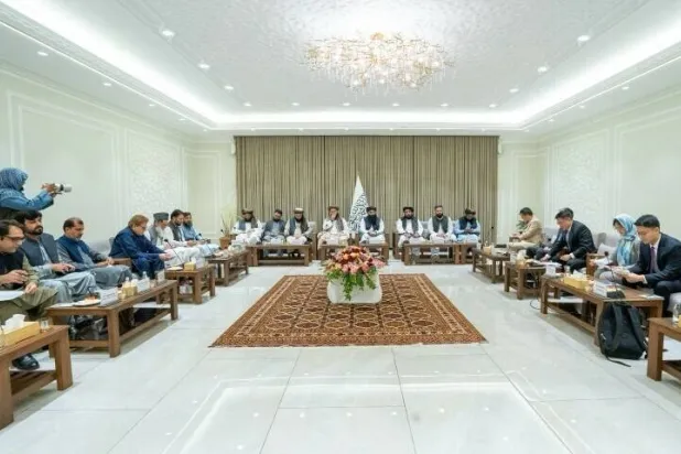 وزير الداخلية الأفغاني بالإنابة سراج الدين حقاني ويوي شياو يونغ المبعوث الخاص للصين ومحمد صادق المبعوث الخاص لباكستان يجتمعون في كابل الأحد (وزارة الداخلية الأفغانية)