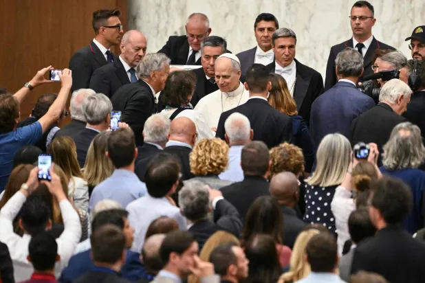 بابا الفاتيكان الجديد البابا ليو يلتقي الصحافيين وعدداً من ممثلي وسائل الإعلام في قاعة بولس السادس بالفاتيكان (أ.ف.ب)