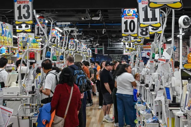 سائحون يتسوقون في أحد المنافذ التجارية بالعاصمة اليابانية طوكيو (أ.ف.ب)