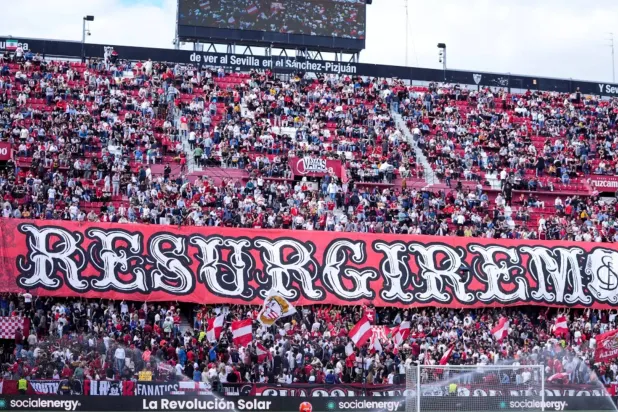 اضطر لاعبو الفريق إلى المبيت في مركز التدريب بعد أن حاصرتهم موجة من الغضب الجماهيري (رويترز)