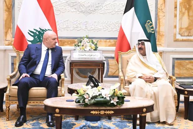 الشيخ مشعل الأحمد الصباح أمير الكويت والرئيس اللبناني جوزيف عون خلال المباحثات الرسمية التي عُقدت اليوم في قصر بيان بالكويت (كونا)
