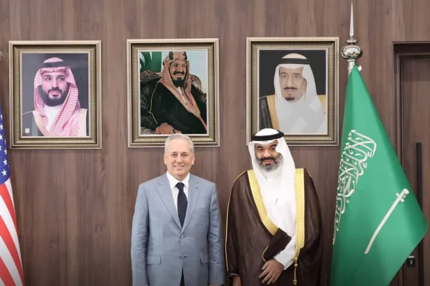 وزير الاتصالات وتقنية المعلومات السعودي عبد الله السواحه وكبير مستشاري البيت الأبيض للذكاء الاصطناعي والعملات الرقمية ديفيد ساكس (وزارة الاتصالات)
