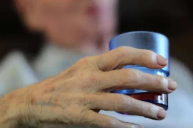 سيدة تعاني من مرض الشلل الرعاش (رويترز)