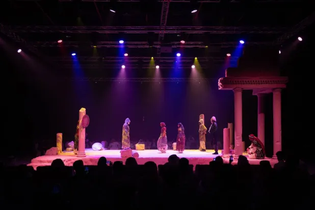 العمل الذي ينتمي إلى فئة «المسرح داخل المسرح» (الشرق الأوسط)