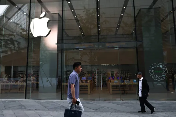 «أبل» تدرس رفع أسعار تشكيلة هواتف «آيفون» التي ستطرح في وقت لاحق من هذا العام (إ.ب.أ)