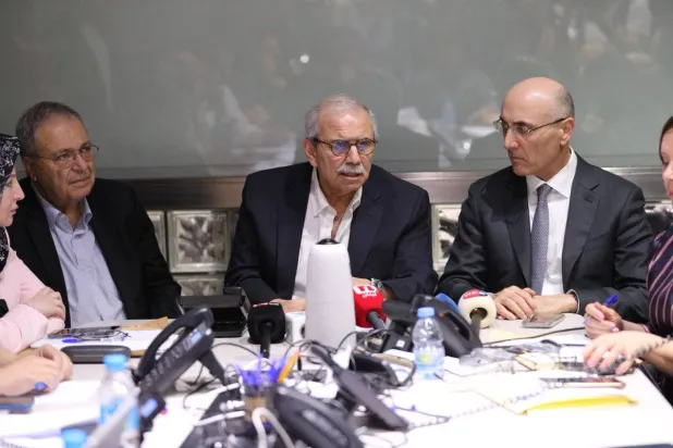 رئيس الحكومة نواف سلام، نائب الرئيس طارق متري، والوزير أحمد الحجار، يشرفون على إقفال مراكز الاقتراع وانطلاق عملية فرز الأصوات في محافظتي لبنان الشمالي وعكار، من غرفة العمليات المركزية (وزارة الداخلية)