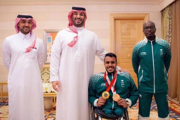 ولي العهد خلال استقباله النجم السعودي الذهبي عبد الرحمن القرشي بحضور الفيصل (واس)