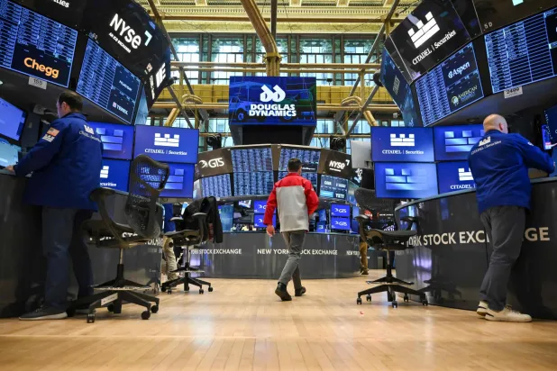 متداولون يعملون في بورصة نيويورك (أ.ف.ب)