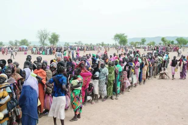 نازحون يصطفون للحصول على مساعدات غذائية في مخيم بشمال كردفان يونيو 2024 (أ.ف.ب)