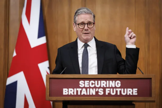 رئيس الوزراء البريطاني كير ستارمر يتحدث في مركز إقامته بداونينغ ستريت في لندن 12 مايو 2025 (إ.ب.أ)