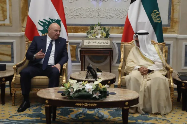 أمير الكويت الشيخ مشعل الأحمد الجابر الصباح مجتمعاً مع الرئيس اللبناني جوزيف عون (الرئاسة اللبنانية)