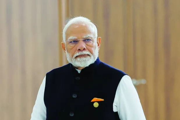 رئيس الوزراء الهندي ناريندرا مودي لدى وصوله إلى قمة «بريكس» في قازان بروسيا في 23 أكتوبر الماضي سيترأس إلى جانب ماكرون قمة الذكاء الاصطناعي (رويترز)