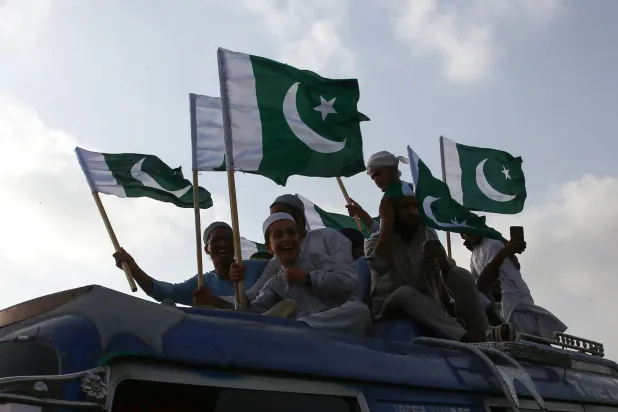 طلاب باكستانيون خلال تجمع لدعم الجيش الباكستاني في كراتشي الاثنين (إ.ب.أ)