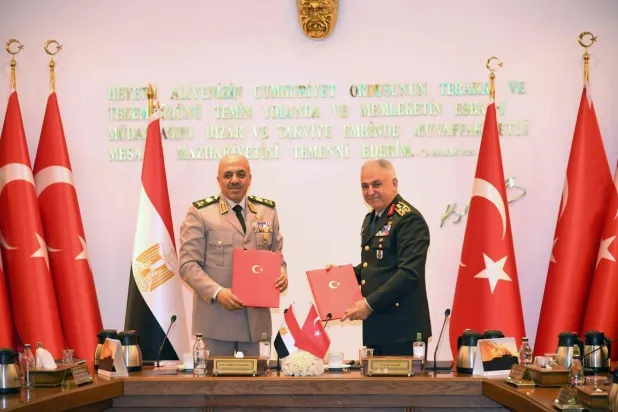 رئيس أركان الجيش المصري ونظيره التركي عقب اجتماع اللجنة العسكرية العليا للبلدين في أنقرة (المتحدث العسكري - مصر)