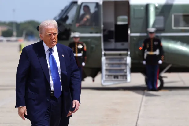 ترمب يصل في قاعدة أندروز الجوية المشتركة بولاية ماريلاند حيث غادر على متن الطائرة الرئاسية «إير فورس وان» باتجاه المنطقة اليوم (أ.ف.ب)