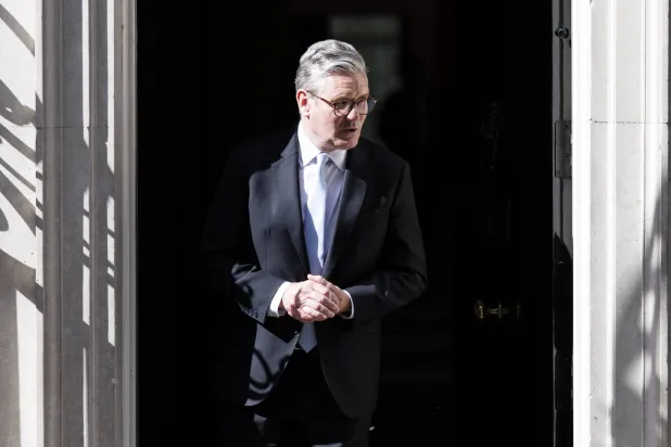 رئيس الوزراء البريطاني كير ستارمر في 10 داونينغ ستريت (إ.ب.أ)