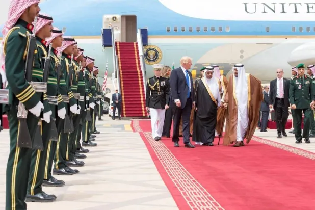 بخشی از استقبال ملک سلمان از رئیس‌جمهور آمریکا، دونالد ترامپ، در جریان سفر پیشین او در سال ۲۰۱۷ (عکس از بندر الجلعود)