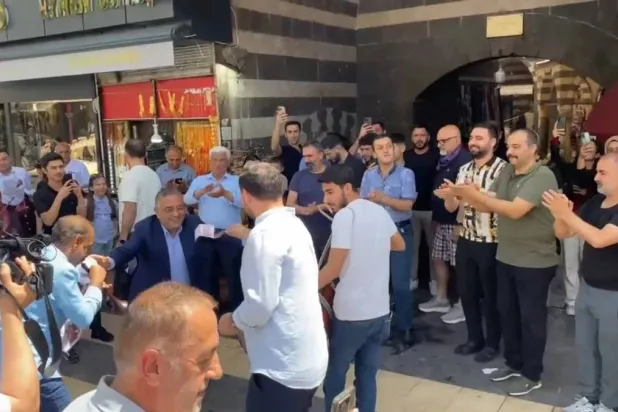 مواطنون في ديار بكر جنوب شرقي تركيا يرقصون فرحاً بإعلان حزب «العمال الكردستاني» حل نفسه (إكس)