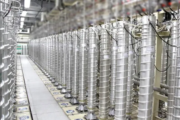 أجهزة طرد مركزي في صالة لتخصيب اليورانيوم بمنشأة «نطنز» (المنظمة الذرية الإيرانية)