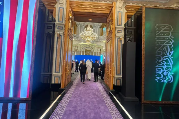 العلمان السعودي والأميركي في مكان انعقاد منتدى الاستثمار السعودي الأميركي (الشرق الأوسط) 