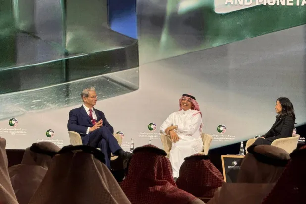 بيسنت يتحدث في الجلسة الحوارية التي ضمته إلى وزير المالية السعودي محمد الجدعان (الشرق الأوسط)