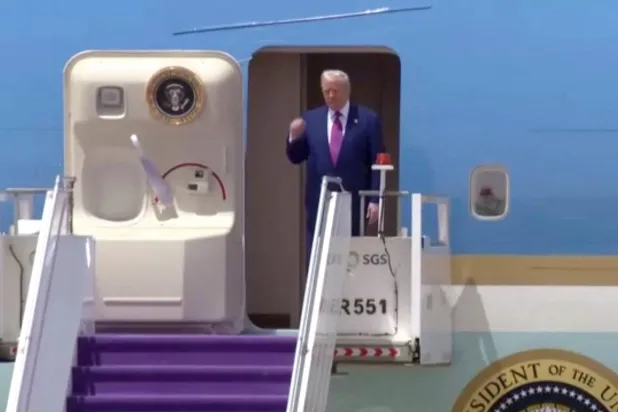 الرئيس الأميركي دونالد ترمب لدى وصوله إلى الرياض في مستهل زيارة رسمية (رويترز) 