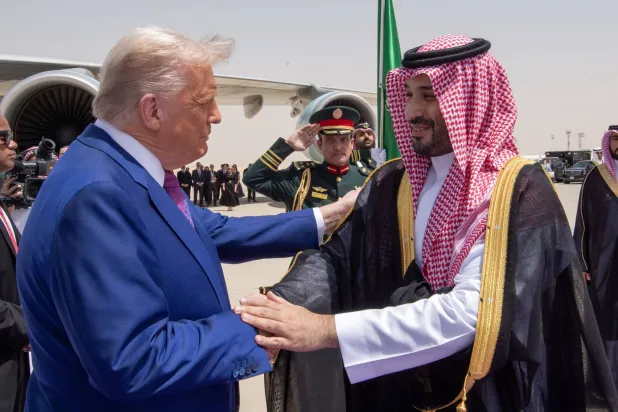 ولي العهد السعودي الأمير محمد بن سلمان مستقبلاً الرئيس الأميركي دونالد ترمب بمطار الملك خالد في الرياض (واس)