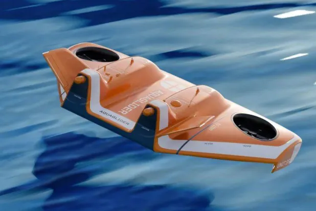 طائرة «أكوا غلايدر» قرب سطح البحر