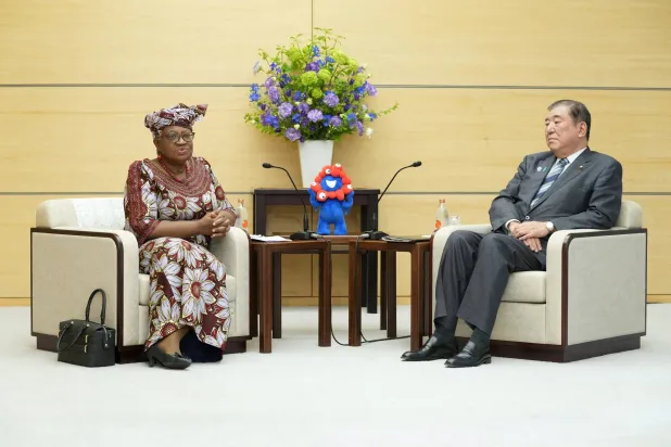 رئيس الوزراء الياباني شيغيرو إيشيبا لدى استقباله رئيسة منظمة التجارة العالمية نغوزي أوكونجو أيويالا في العاصمة طوكيو يوم الثلاثاء (رويترز)