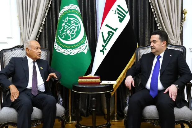 رئيس الحكومة العراقية محمد شياع السوداني مستقبلاً الأمين العام للجامعة العربية أحمد أبو الغيط في بغداد (إعلام حكومي)