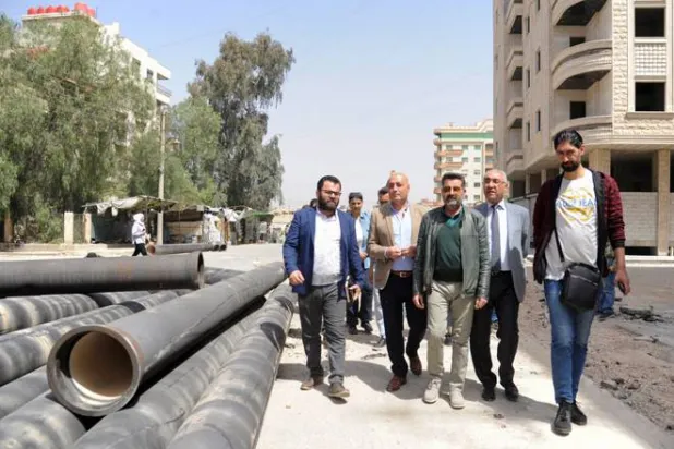 مدير مؤسسة مياه الشرب بدمشق وريفها (يسار) يتفقد سير العمل بمشروع الخزان ‏المركزي في بلدة صحنايا أبريل الماضي (سانا)