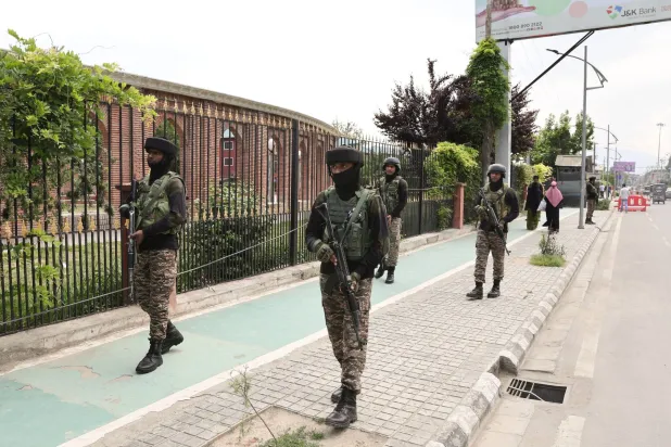 جنود يقومون بدورية في أحد شوارع سريناغار بالجزء الهندي من كشمير (إ.ب.أ)