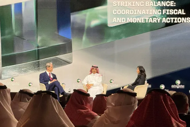 محمد الجدعان بجانب وزير الخزانة الأميركي خلال الجلسة الافتتاحية (الشرق الأوسط)