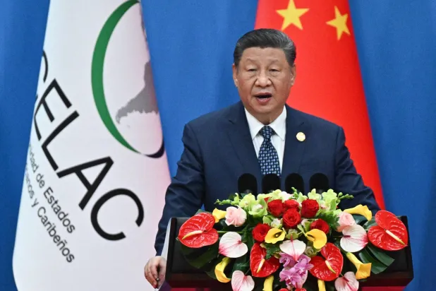 الرئيس الصيني شي جينبينغ يلقي كلمته في افتتاح «منتدى الصين - سيلاك» في بكين الثلاثاء (أ.ف.ب)