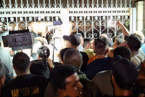 محتجون أمام قصر العدل في طرابلس ليل الاثنين يطالبون بالإسراع في إعلان نتائج الانتخابات (الوكالة الوطنية)