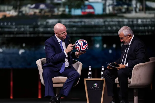 إنفانتينو رئيس «فيفا» دشن الكرة الرسمية لبطولة كأس العالم للأندية خلال منتدى الاستثمار السعودي الأميركي (رويترز)