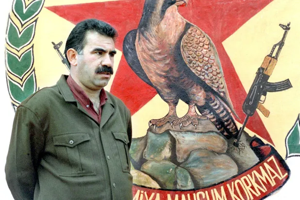 صورة أرشيفية لعبد الله أوجلان تعود لعام 1992 تُظهر زعيم حزب «العمال الكردستاني» في معسكر تدريب بالبقاع اللبناني (أ.ف.ب)