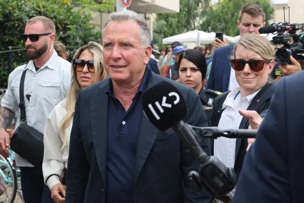 المبعوث الأميركي ستيف ويتكوف بعد اجتماع مع أقارب الرهائن المحتجزين في غزة في تل أبيب الثلاثاء (أ.ف.ب)