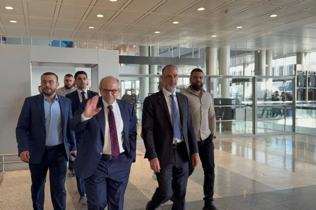 رئيس الحكومة اللبنانية نواف سلام ووزير الأشغال فايز رسامني خلال جولة في مطار بيروت (رئاسة الحكومة)