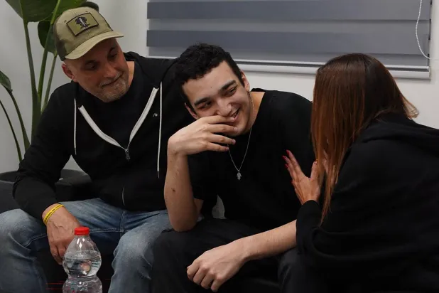 الرهينة الإسرائيلي - الأميركي عيدان ألكسندر يلتقي عائلته في تل أبيب (أ.ف.ب)