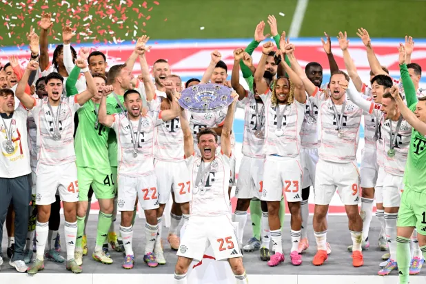 مجموعة من لاعبي بايرن ميونيخ احتفلوا بلقب الدوري في إيبيزا (رويترز)