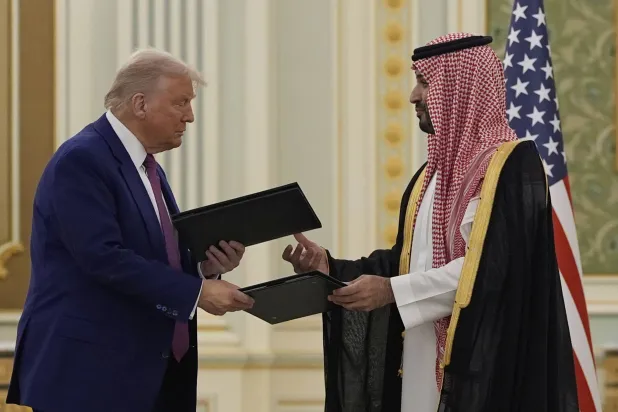 ولي العهد السعودي الأمير محمد بن سلمان والرئيس الأميركي دونالد ترمب يوقعان اتفاقية الشراكة الاستراتيجية بالرياض (أ. ف. ب)