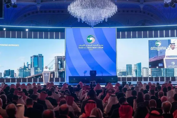 وزير الاستثمار يتحدث إلى الحضور في الكلمة الافتتاحية (الشرق الأوسط)