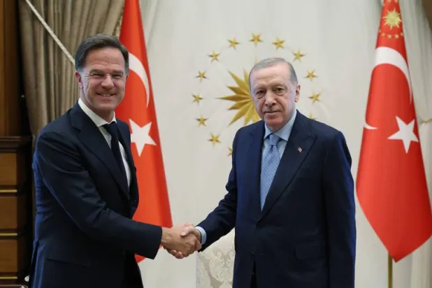 الرئيس التركي رجب طيب إردوغان مستقبلاً الأمين العام لـ«الناتو» مارك روته في أنقرة الثلاثاء (الرئاسة التركية)