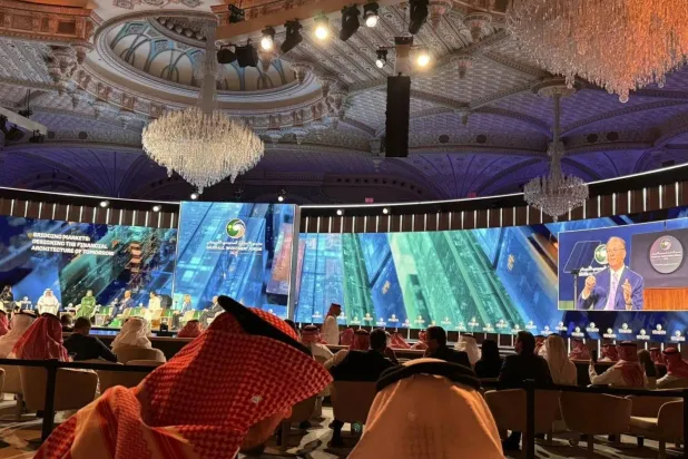 الرئيس التنفيذي لشركة «بلاك روك» لاري فينك يتحدث في «منتدى الاستثمار السعودي الأميركي» (الشرق الأوسط)