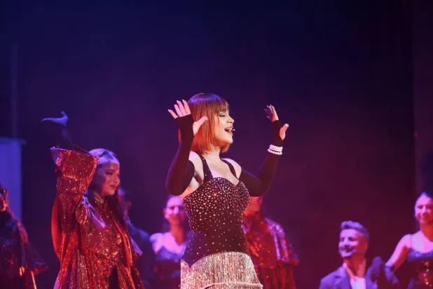 أبدعت كارول سماحة في غنائها ورقصها وتمثيلها (فريق عمل المسرحية)