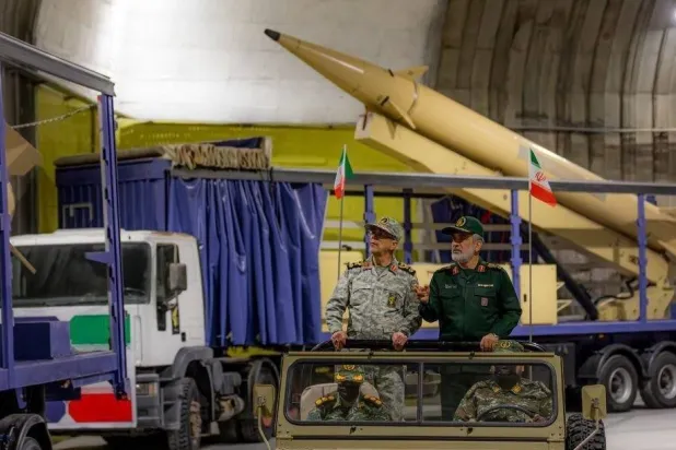 رئيس الأركان محمد باقري وقائد الوحدة الصاروخية في «الحرس الثوري» أمير علي حاجي زاده خلال الكشف عن ترسانة باليستية مارس (آذار) الماضي (التلفزيون الرسمي)